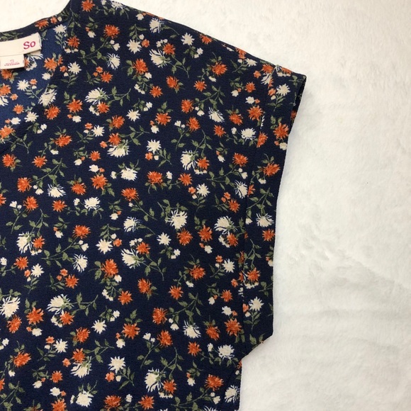 SO Scoopneck Twisted Front Keyhole Back Top in Navy Floral size Small - Picture 3 of 12